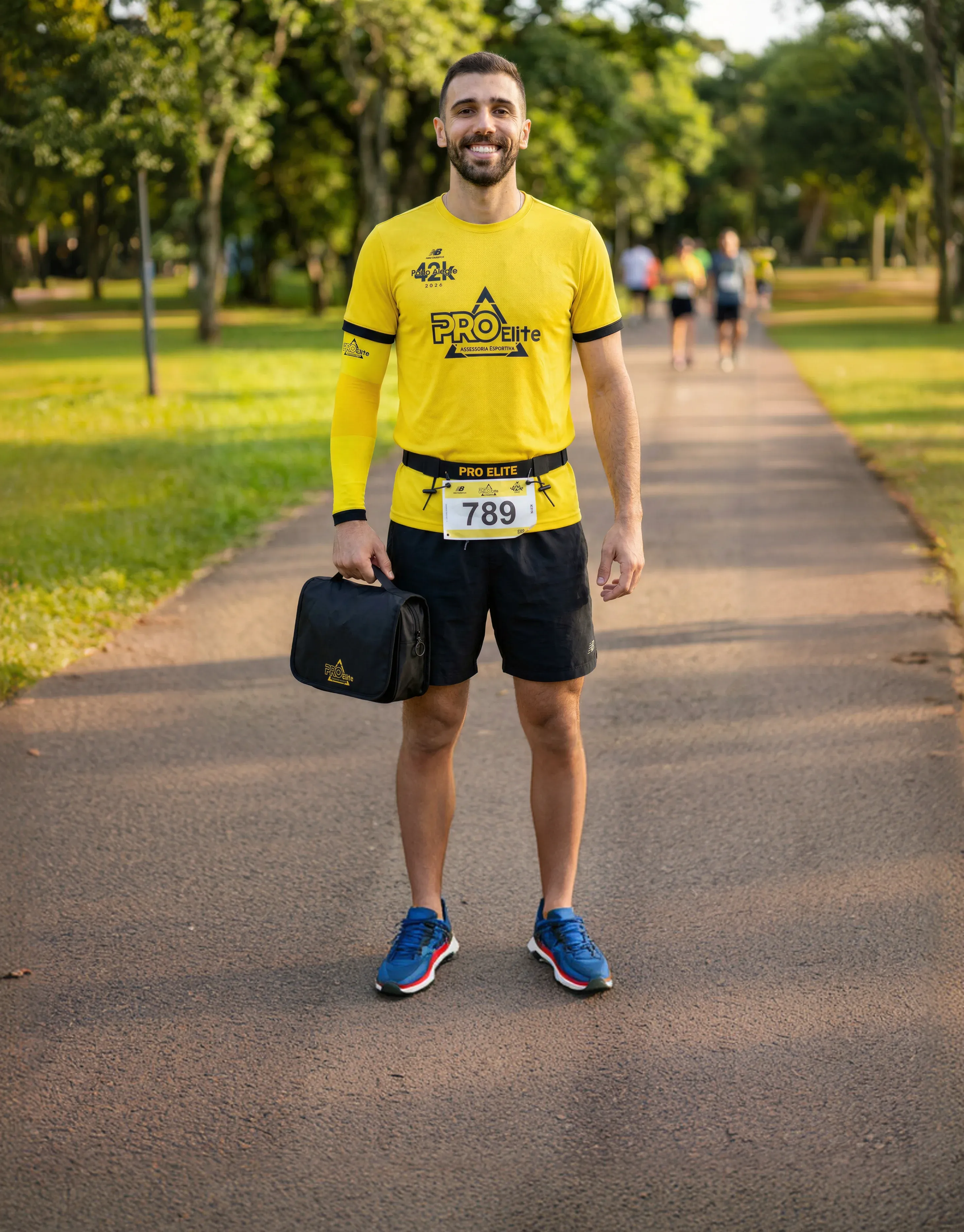 Corredor com camiseta amarela PRO Elite, porta-número e necessaire