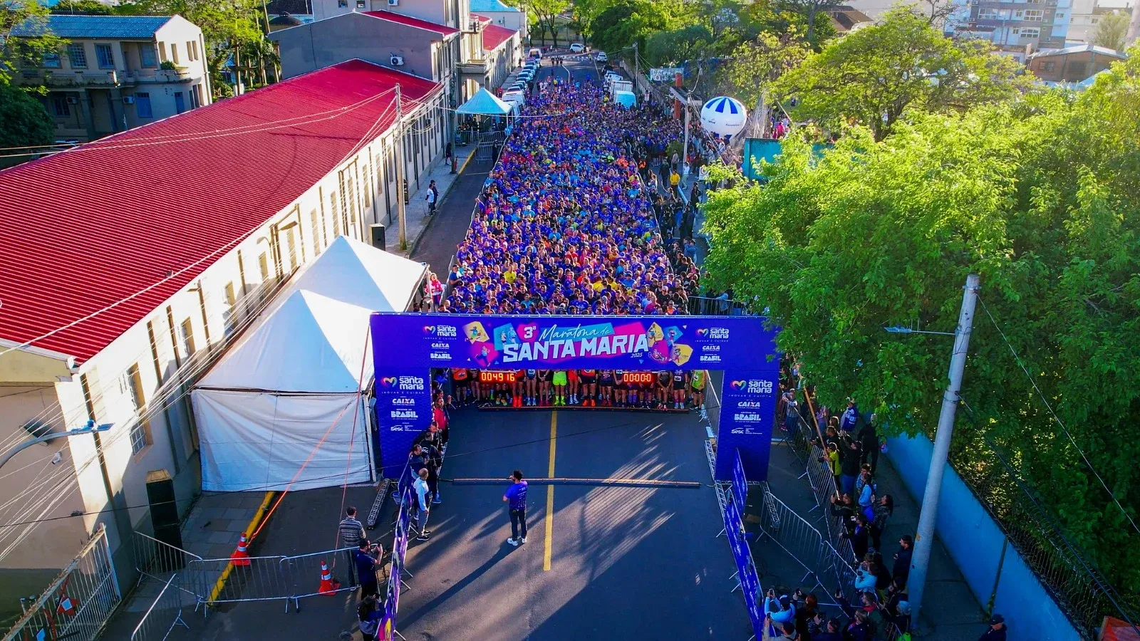 Corredores reunidos na largada da Maratona de Santa Maria